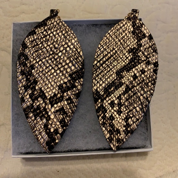 🐬Gold leaf Earrings - Picture 1 of 3